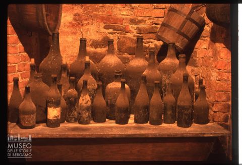 La collezione di bottiglie di vino nel Museo Renato Ratti a La Morra