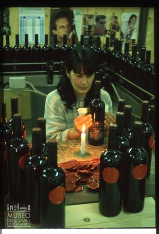 L'etichettatura delle bottiglie nell'azienda vitivinicola Arillo in Terrabianca a Radda in Chianti