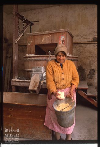 Ritratto di una donna nel mulino Leombruni a Pratola Peligna