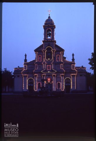 Il santuario della Madonna dei Campi a Stezzano con le luminarie della festa
