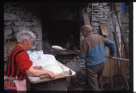 Due contadini che preparano il pane al forno Della Pianca di Boves