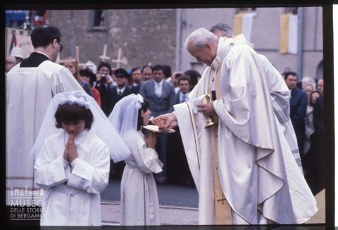 La cerimonia della Prima Comunione presieduta da papa Giovanni Paolo II a Sotto il Monte