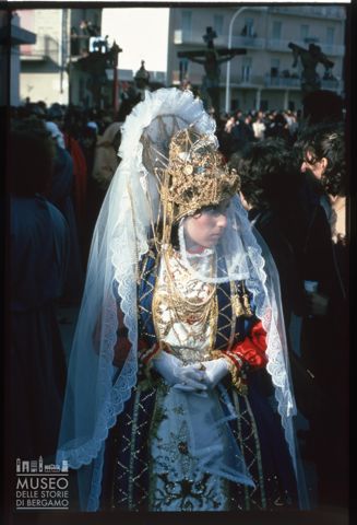 Ritratto di ragazza alla processione del Giovedì Santo a Marsala