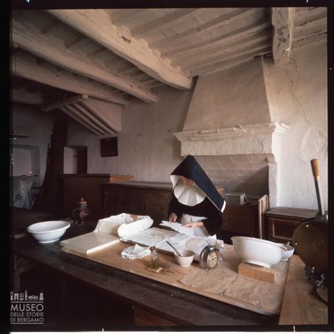 Preparazione delle particole nel monastero delle clarisse di Santa Croce ad Assisi