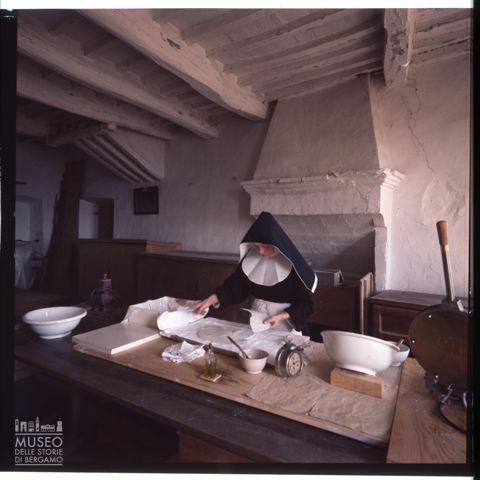 Preparazione delle particole nel monastero delle clarisse di Santa Croce ad Assisi