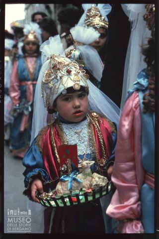 Ritratto di bambino alla processione del Giovedì Santo a Marsala