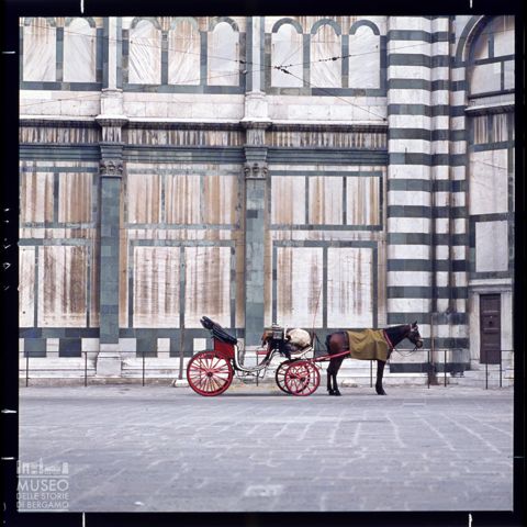 Carrozza con cavallo in piazza San Giovanni a Firenze