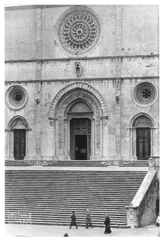 La facciata della cattedrale della Santissima Annunziata a Todi