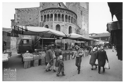 Mercato in piazza Vittorio Emanuele II a Rivolta d'Adda