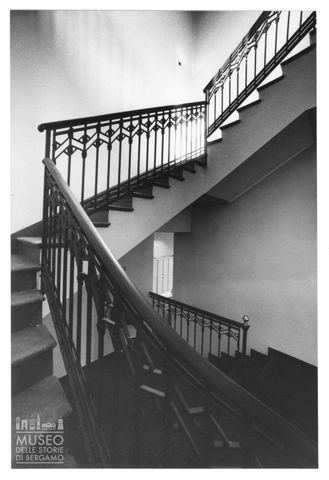 Una scala negli uffici della fabbrica del Villaggio Operaio di Crespi d'Adda