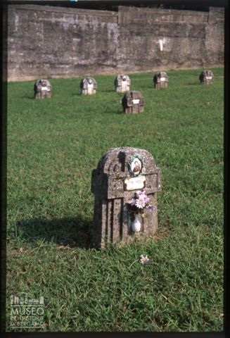 Cippi nel cimitero di Crespi d'Adda
