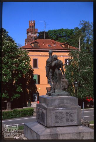 Il monumento ai caduti nel Villaggio Operaio di Crespi d'Adda