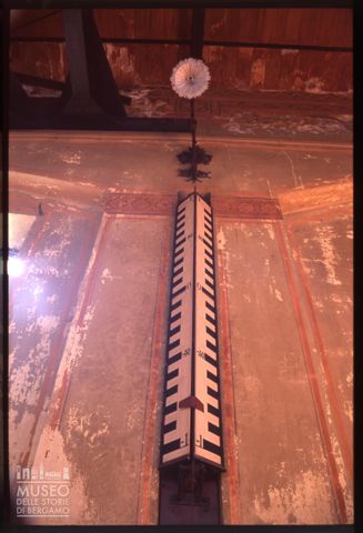 Una scala graduata nella centrale idroelettrica nel Villaggio Operaio di Crespi d'Adda