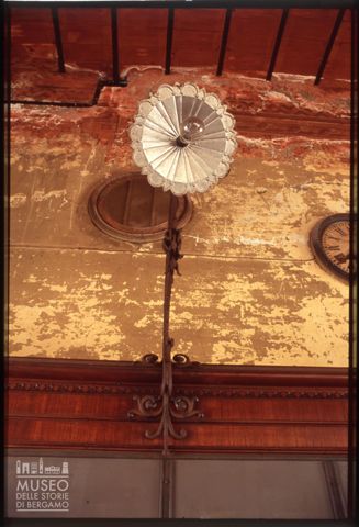 Una lampada nella centrale idroelettrica del Villaggio Operaio di Crespi d'Adda