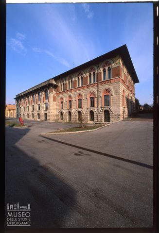 La facciata dell'edificio destinato agli uffici della fabbrica nel Villaggio Operaio di Crespi d'Adda