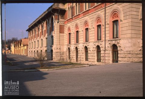 La facciata dell'edificio destinato agli uffici della fabbrica nel Villaggio Operaio di Crespi d'Adda
