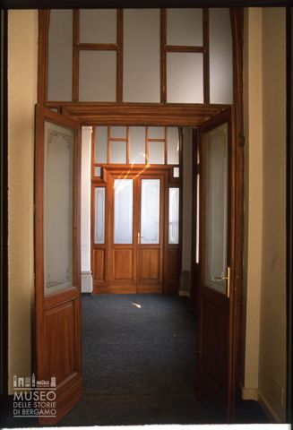 Porte nell'edificio destinato agli uffici della fabbrica nel Villaggio Operaio di Crespi d'Adda