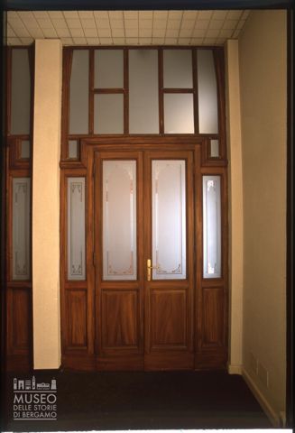 Una porta dell'edificio destinato agli uffici della fabbrica nel Villaggio Operaio di Crespi d'Adda