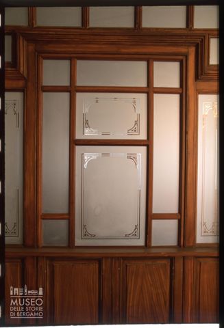 Una porta dell'edificio destinato agli uffici della fabbrica nel Villaggio Operaio di Crespi d'Adda