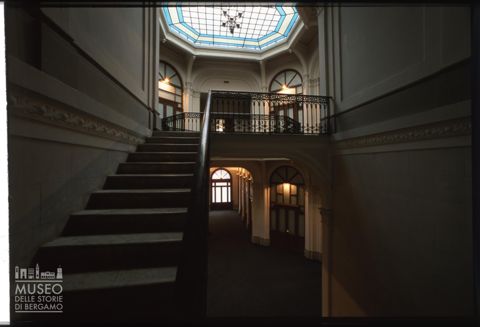 Un atrio dell'edificio destinato agli uffici della fabbrica nel Villaggio Operaio di Crespi d'Adda