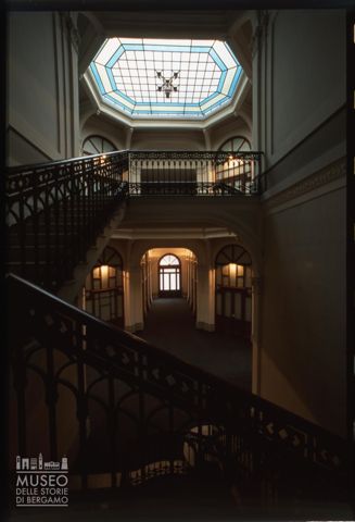 Un atrio dell'edificio destinato agli uffici della fabbrica nel Villaggio Operaio di Crespi d'Adda