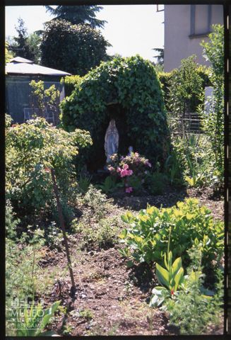 Il giardino di una casa nel Villaggio Operaio di Crespi d'Adda