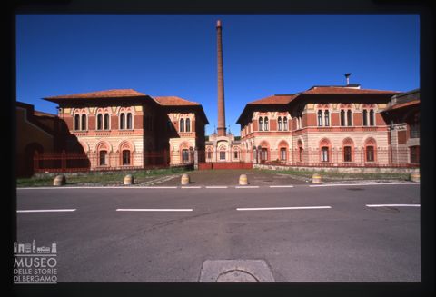 Gli edifici destinati agli uffici della fabbrica nel Villaggio Operaio di Crespi d'Adda