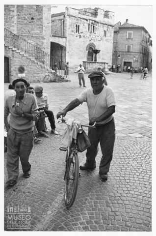 Scena di vita quotidiana in piazza Silvestri a Bevagna