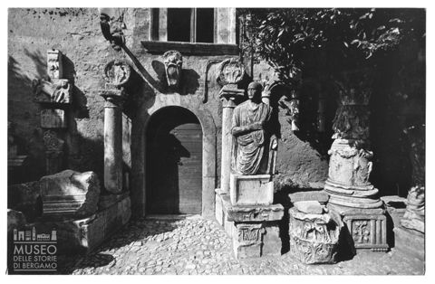 Reperti archeologici nel cortile del Palazzo Comunale di Amelia