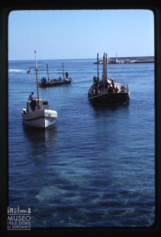 Imbarcazioni in mare presso la Tonnara Florio a Favignana