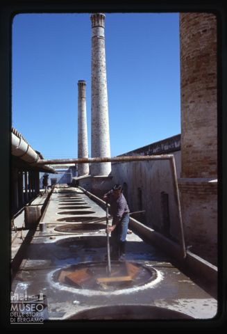 Uomo al lavoro presso la Tonnara Florio a Favignana
