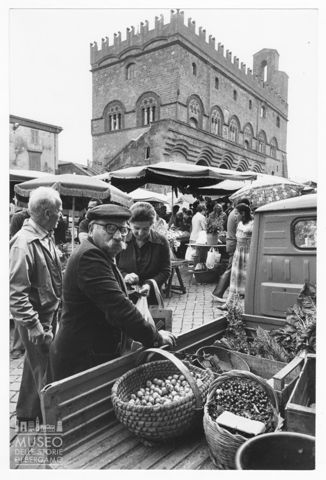 Mercato in piazza del Popolo a Orvieto