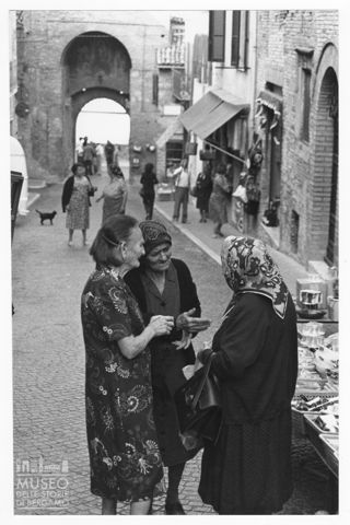 Conversazione tra donne a Montefalco