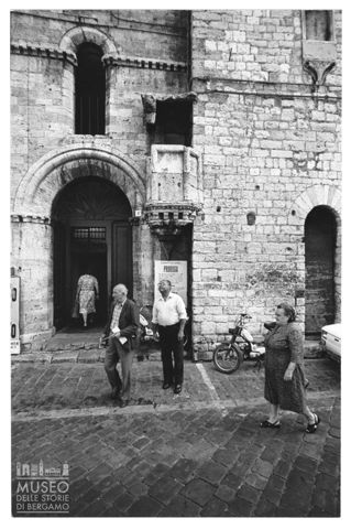 Scena di vita quotidiana in piazza dei Priori a Narni