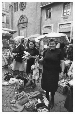 Il mercato in piazza del Popolo a Orvieto