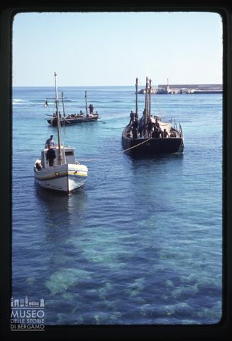 Imbarcazioni in mare presso la Tonnara Florio a Favignana