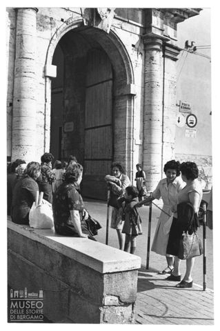 Conversazione nei pressi di Porta Romana ad Amelia