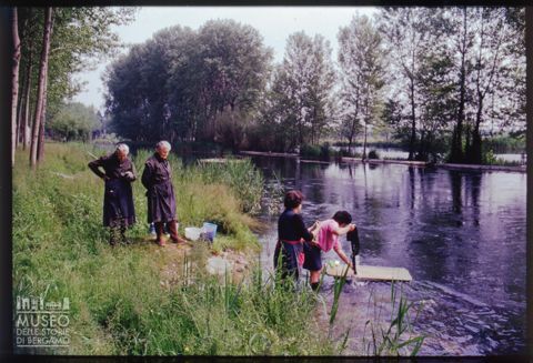 Bucato presso un fiume