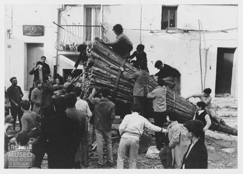 Preparativi per la processione del Venerdì Santo a San Marco in Lamis