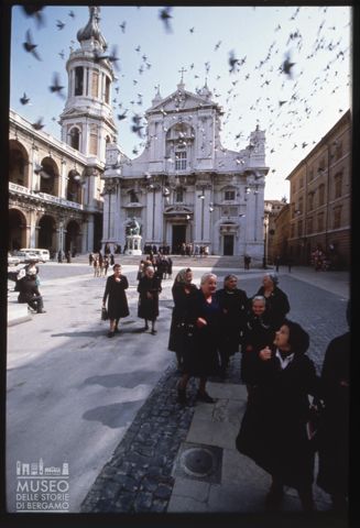 Di fronte al Santuario della Santa Casa di Loreto
