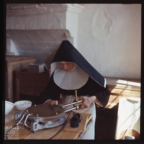 Preparazione delle particole nel monastero delle clarisse di Santa Croce ad Assisi