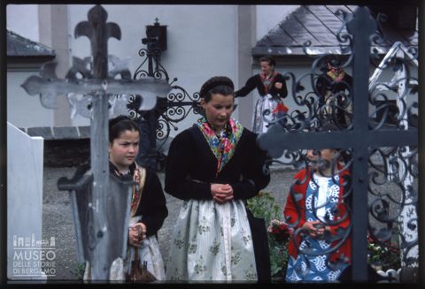 Preghiera ai defunti nel cimitero di Sarentino