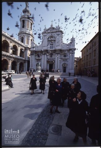 Di fronte al Santuario della Santa Casa di Loreto