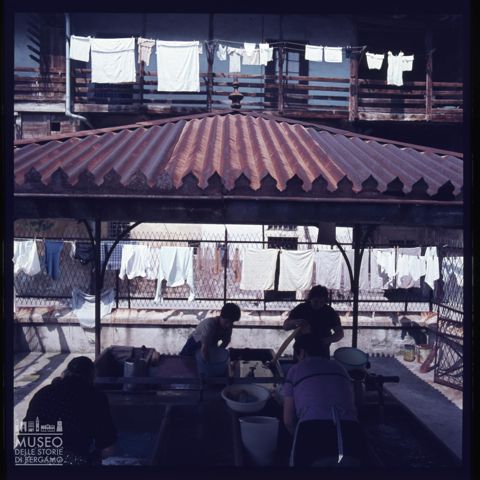 Scena di vita quotidiana ad un lavatoio