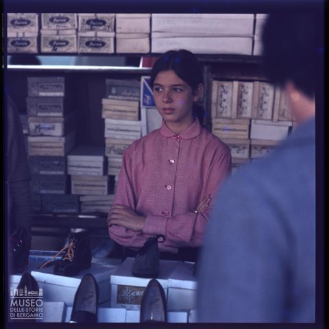 Ritratto di una ragazza al mercato