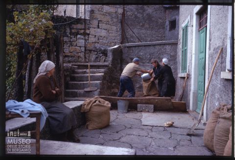 Scena di vita quotidiana a Rota d'Imagna