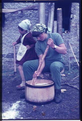 Ritratto di una giovane che lavora il latte a Carona
