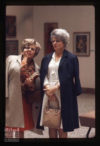 Signore in visita all'Accademia Carrara