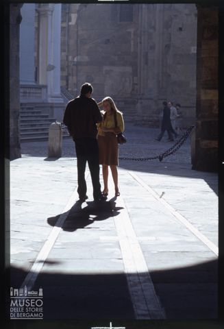 Una coppia sotto il portico del Palazzo della Ragione a Bergamo