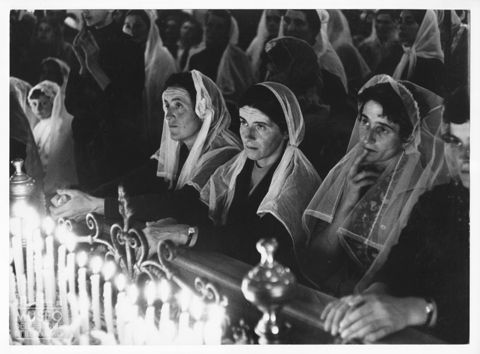 Donne genuflesse all'interno del santuario di Oropa